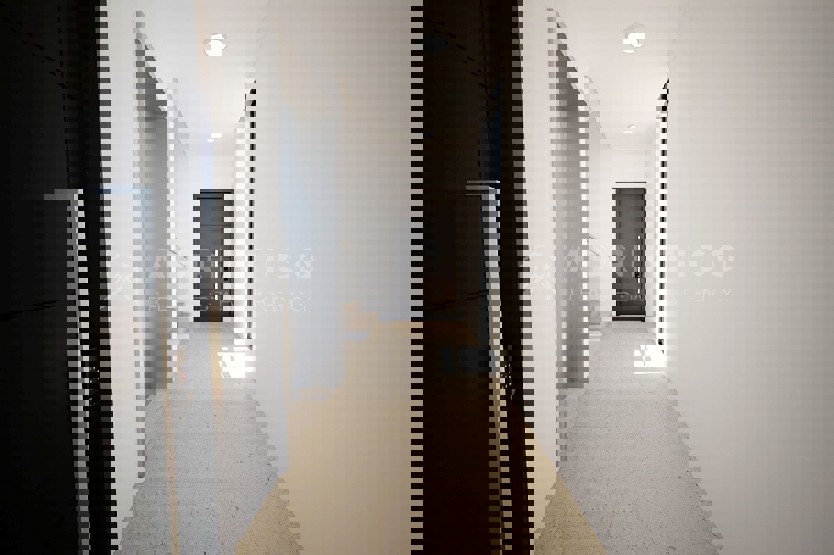 Rovigno, centro, appartamento di lusso con giardino al piano terra 