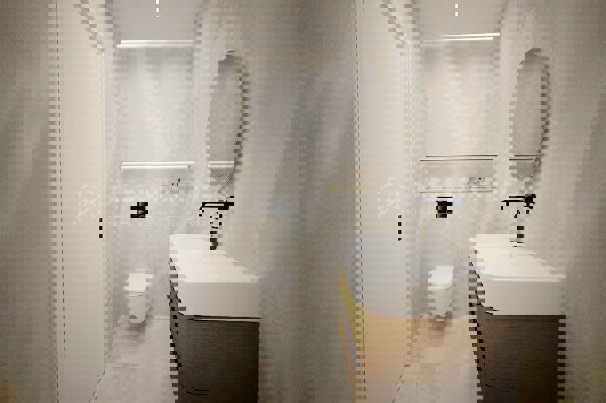 Rovigno, centro, appartamento di lusso con giardino al piano terra 