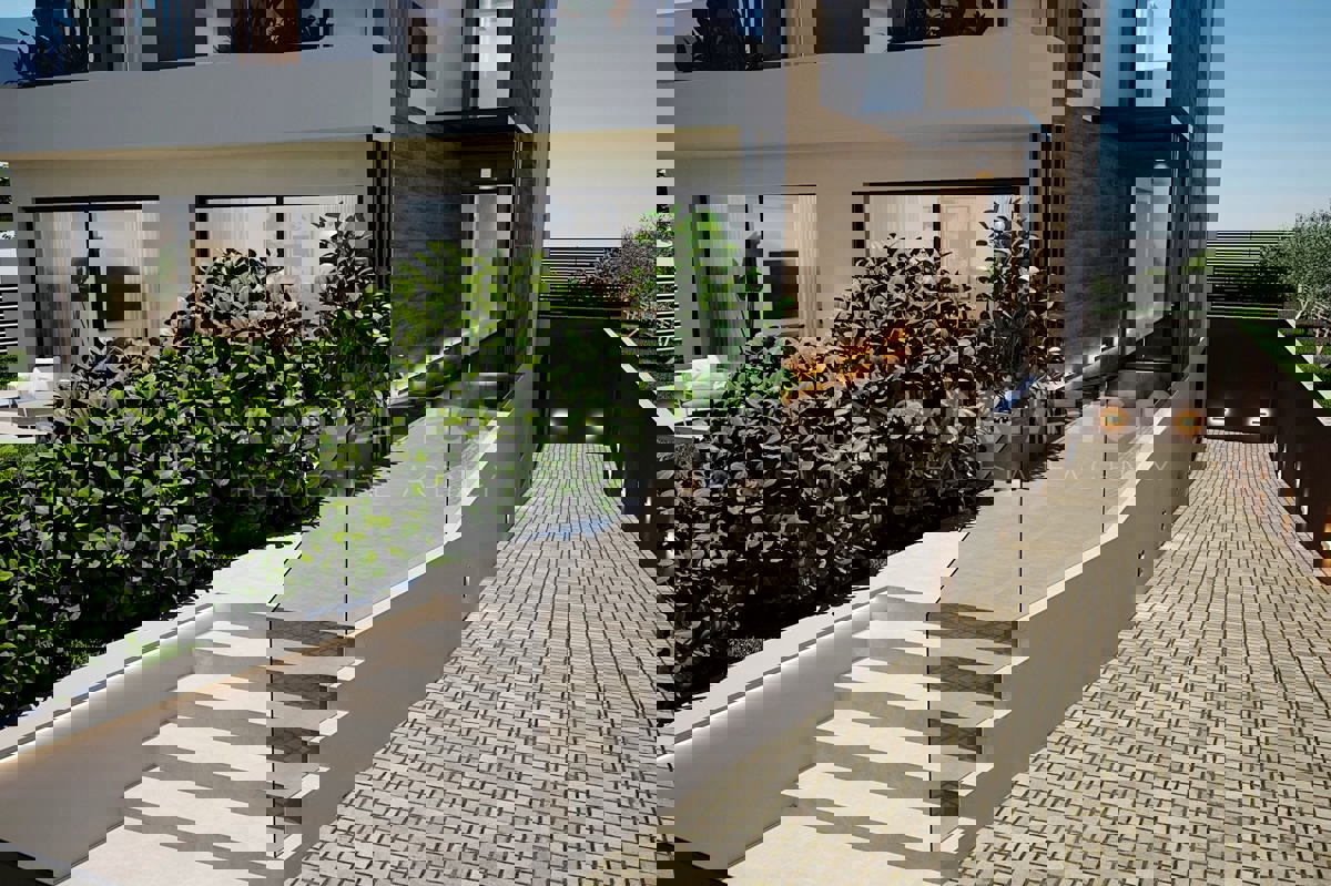 Rovigno, centro, appartamento di lusso con giardino al piano terra 