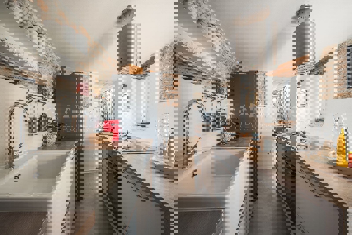 Istria, Canfanaro – Autentica villa in pietra con piscina