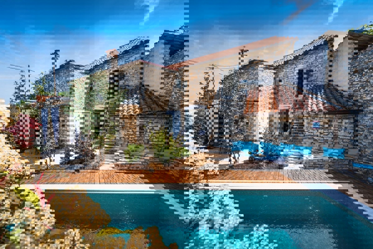 Istria, Canfanaro – Autentica villa in pietra con piscina