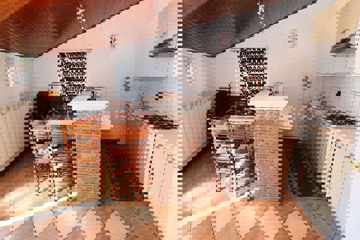 Rovigno, casa con appartamenti vicino al mare e alle spiagge