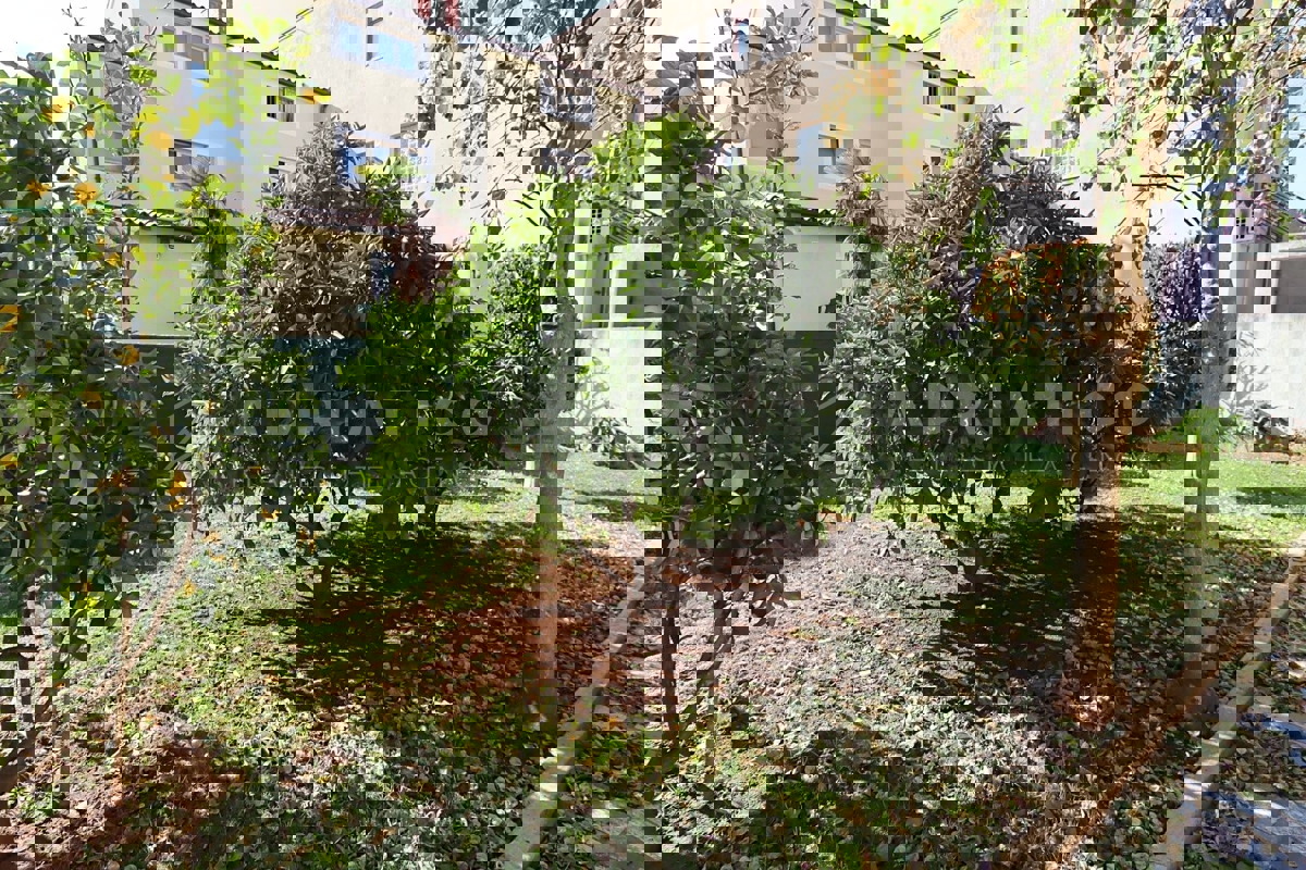 Rovigno, casa con appartamenti vicino al mare e alle spiagge