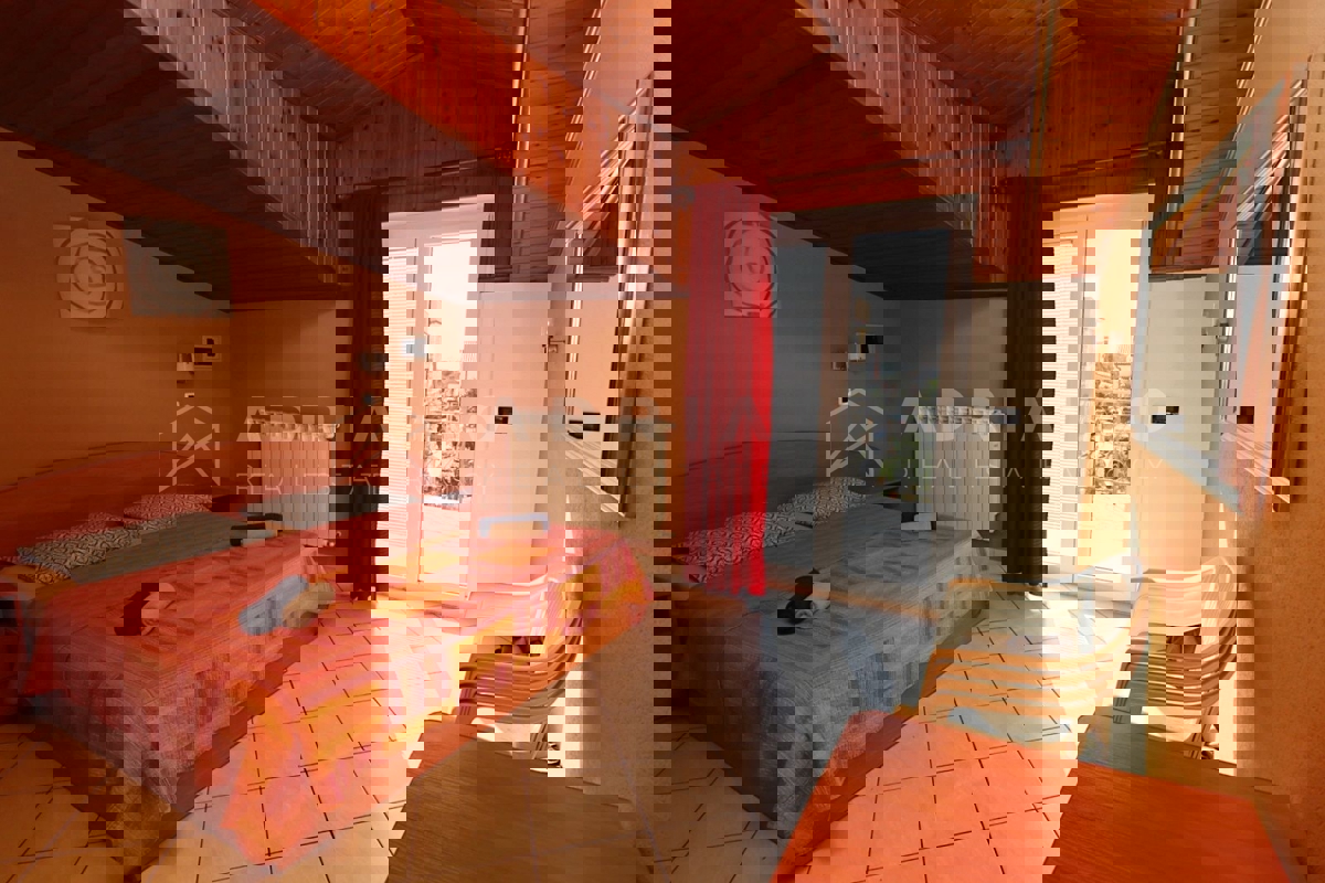 Rovigno, casa con appartamenti vicino al mare e alle spiagge