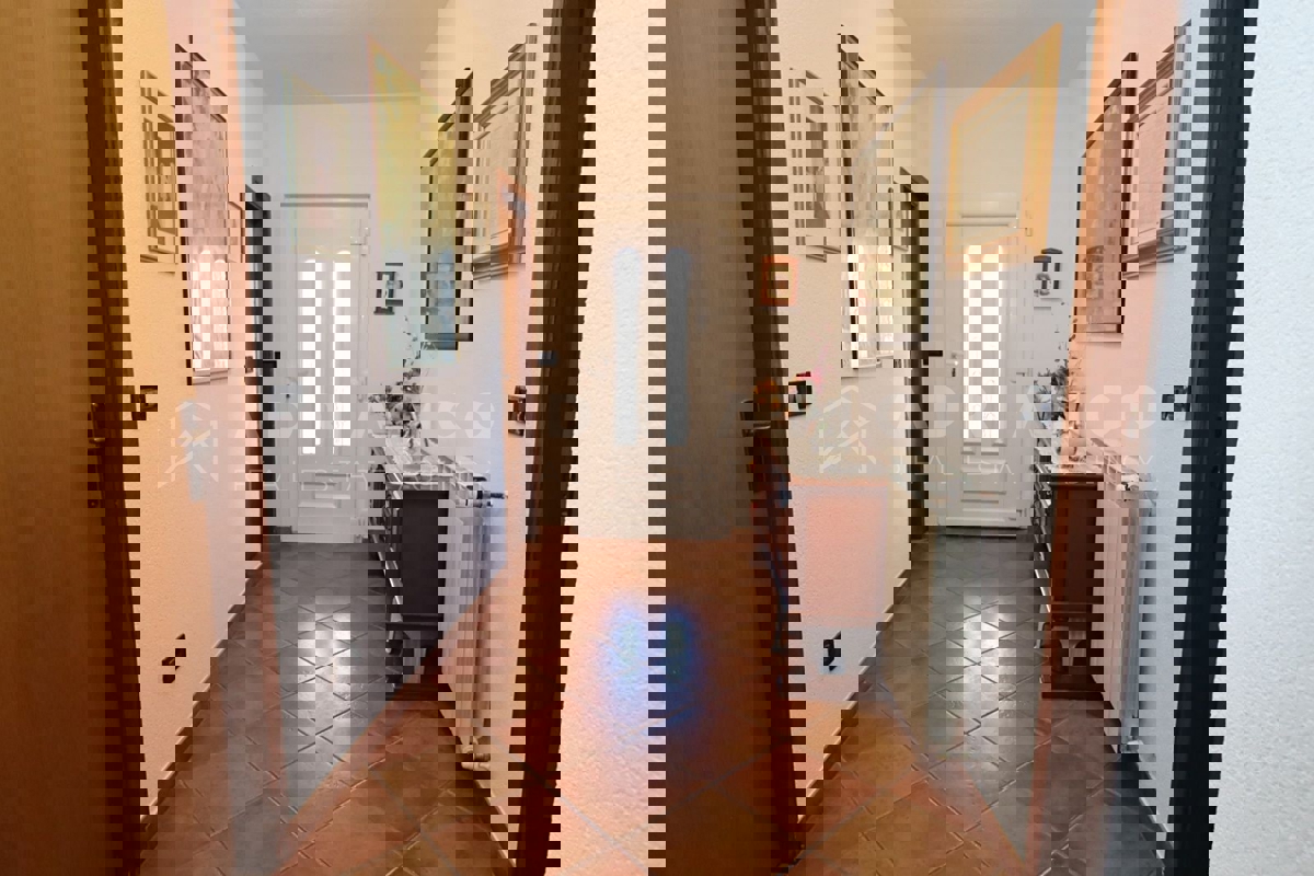 Rovigno, casa con appartamenti vicino al mare e alle spiagge