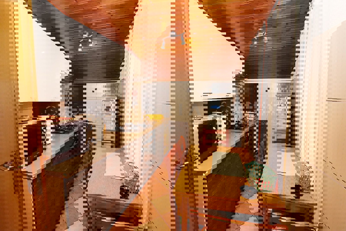 Rovigno, casa con appartamenti vicino al mare e alle spiagge