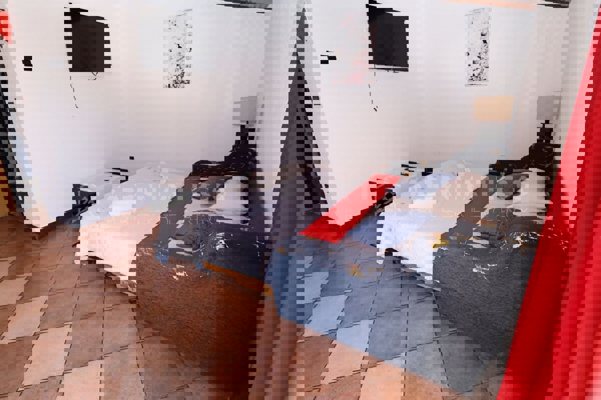 Rovigno, casa con appartamenti vicino al mare e alle spiagge