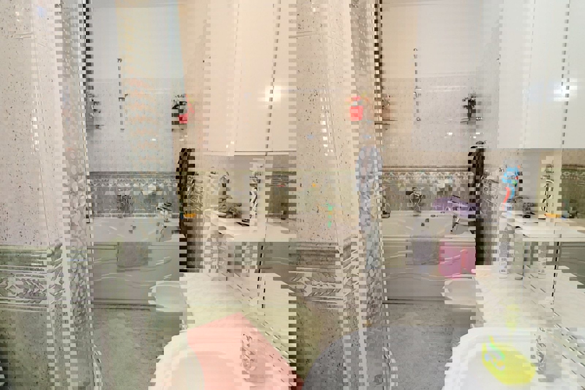 Rovigno, casa con appartamenti vicino al mare e alle spiagge