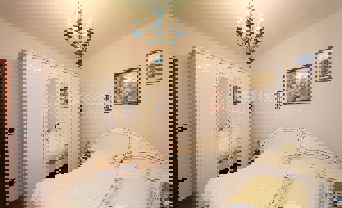 Rovigno, casa con appartamenti vicino al mare e alle spiagge