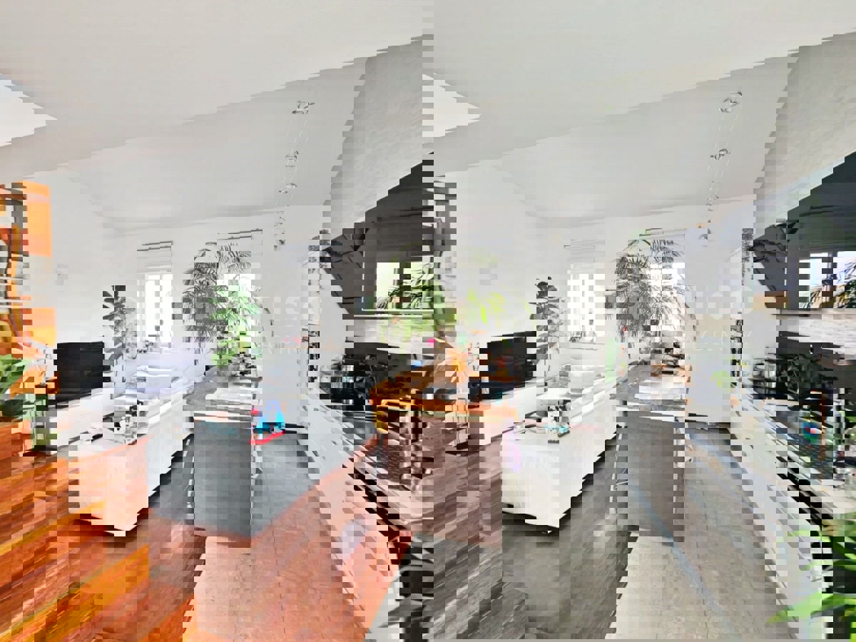 Rovigno, dintorni, appartamento su due piani con due camere da letto