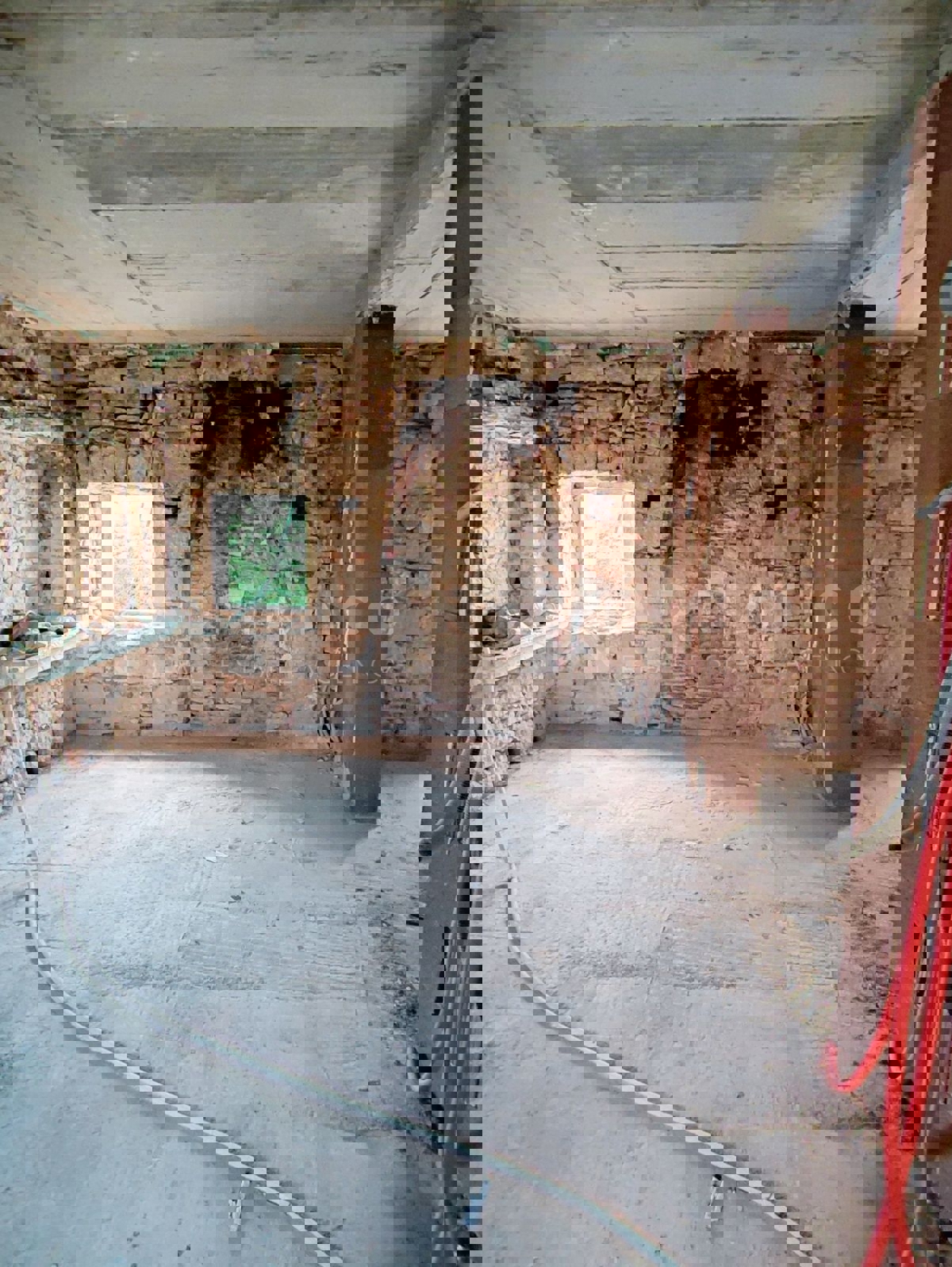 Visignano, due case in pietra con giardino