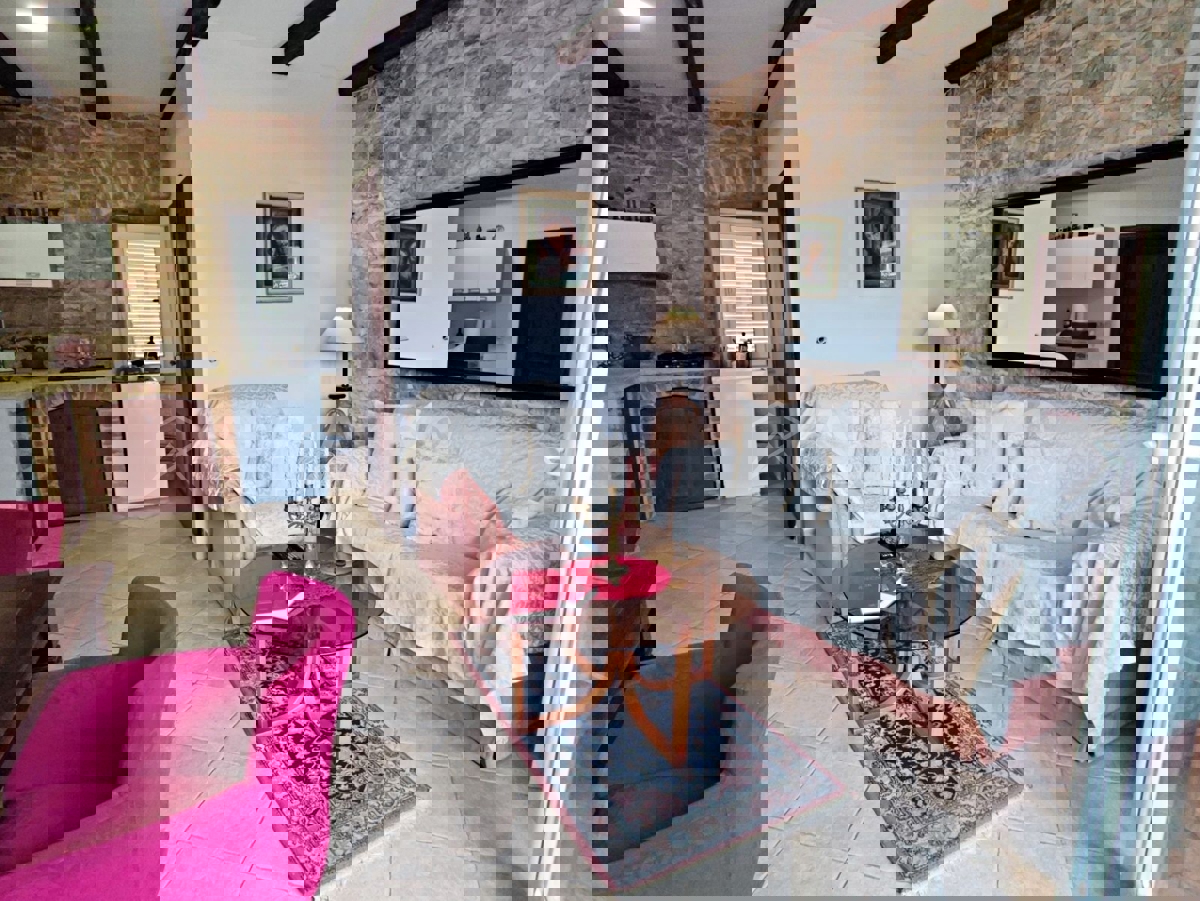 Visignano, due case in pietra con giardino