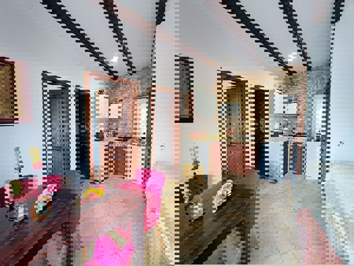 Visignano, due case in pietra con giardino