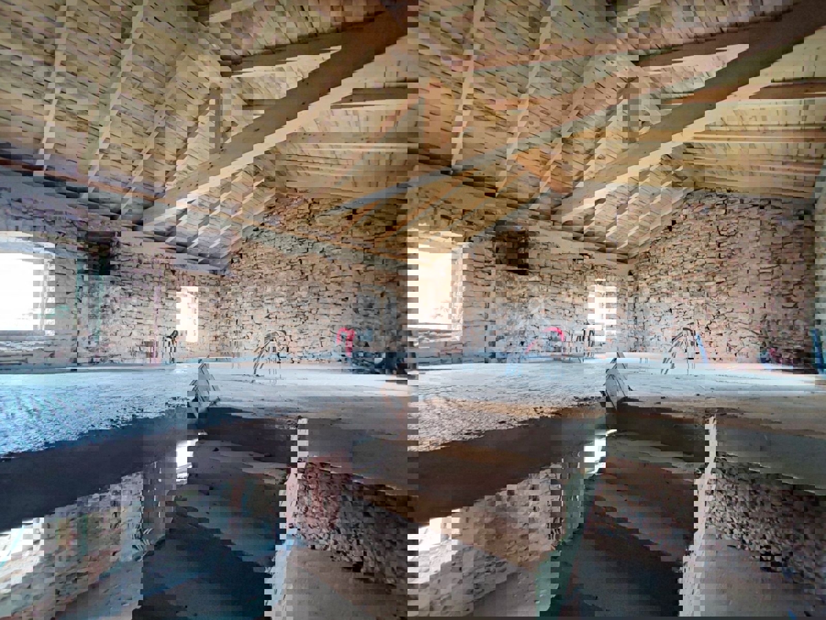 Visignano, due case in pietra con giardino