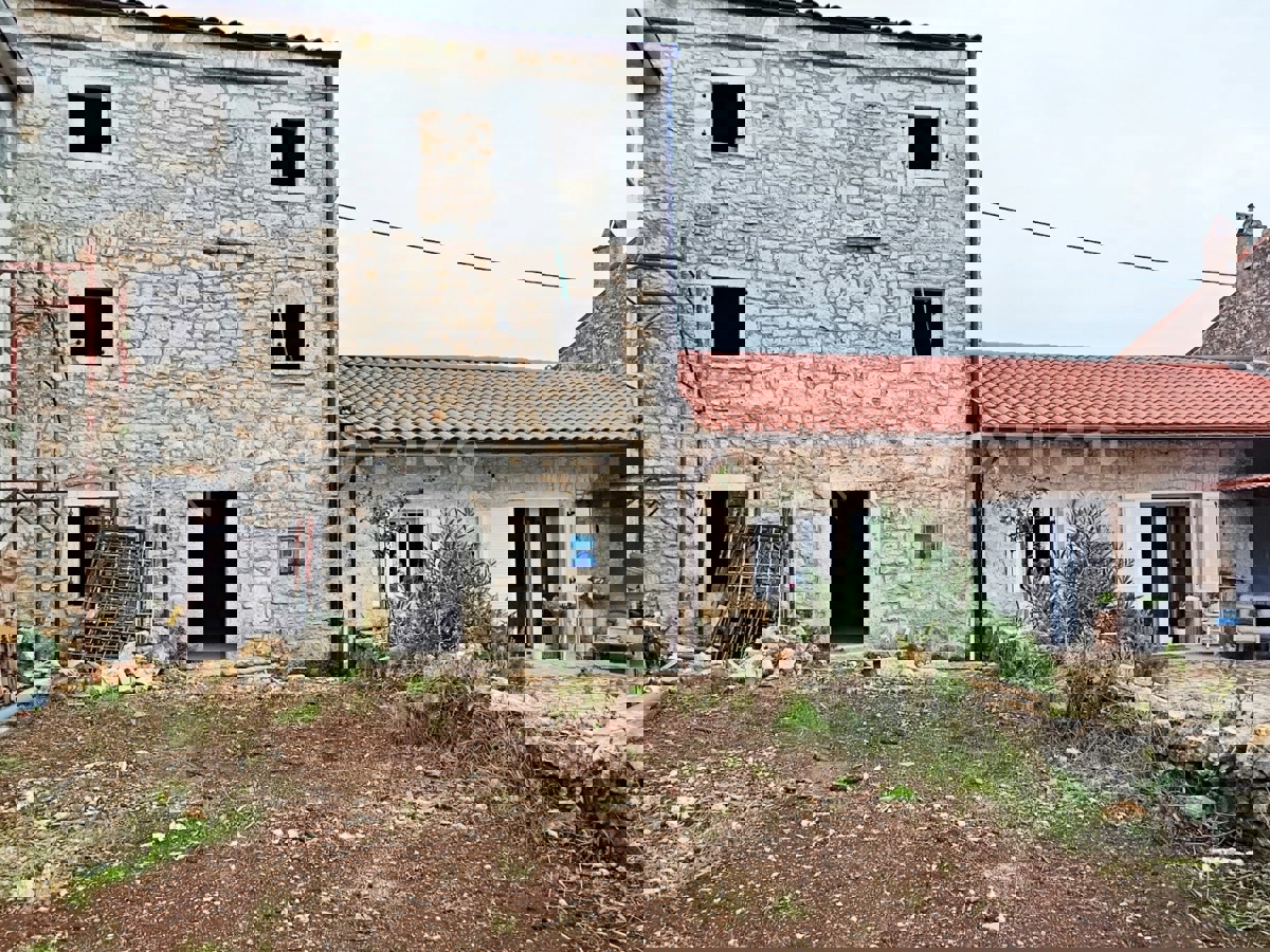 Visignano, due case in pietra con giardino