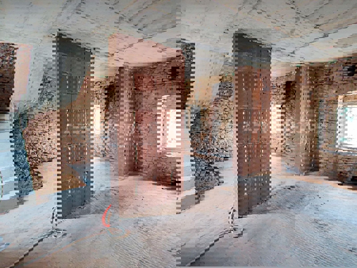 Visignano, due case in pietra con giardino