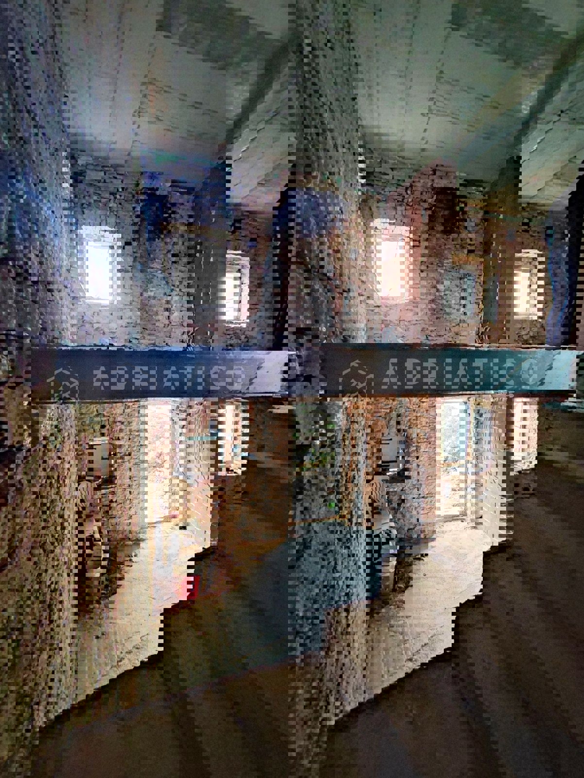 Visignano, due case in pietra con giardino