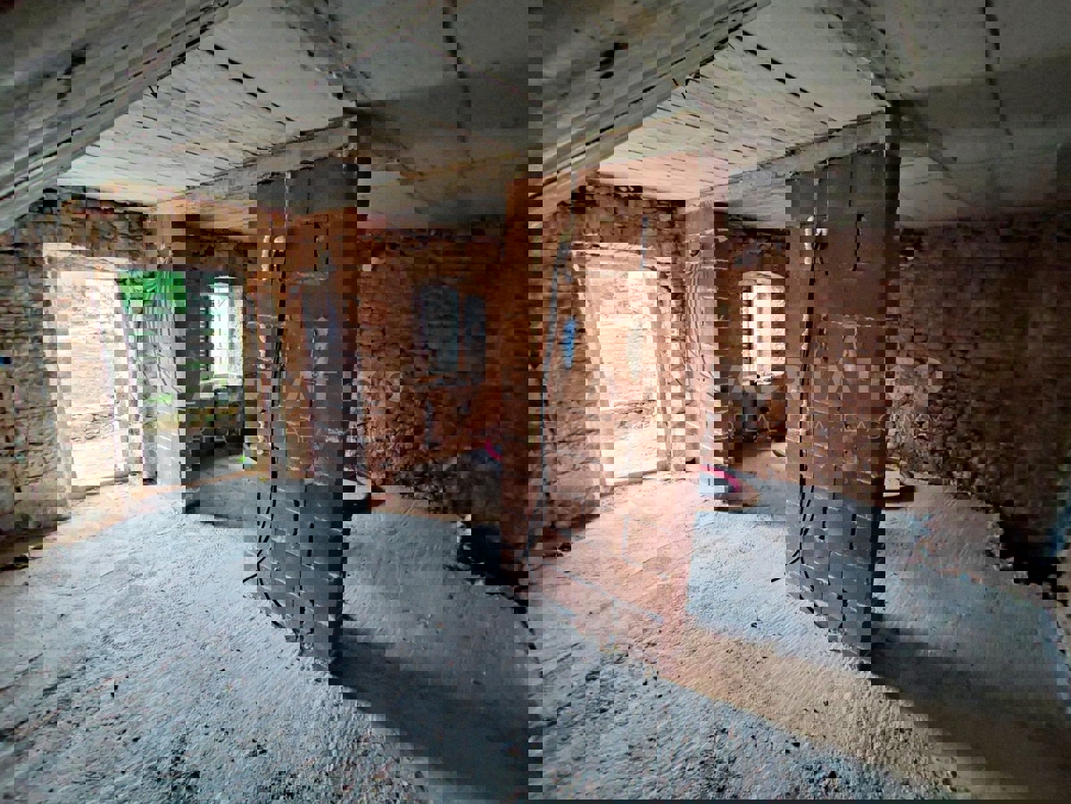 Visignano, due case in pietra con giardino