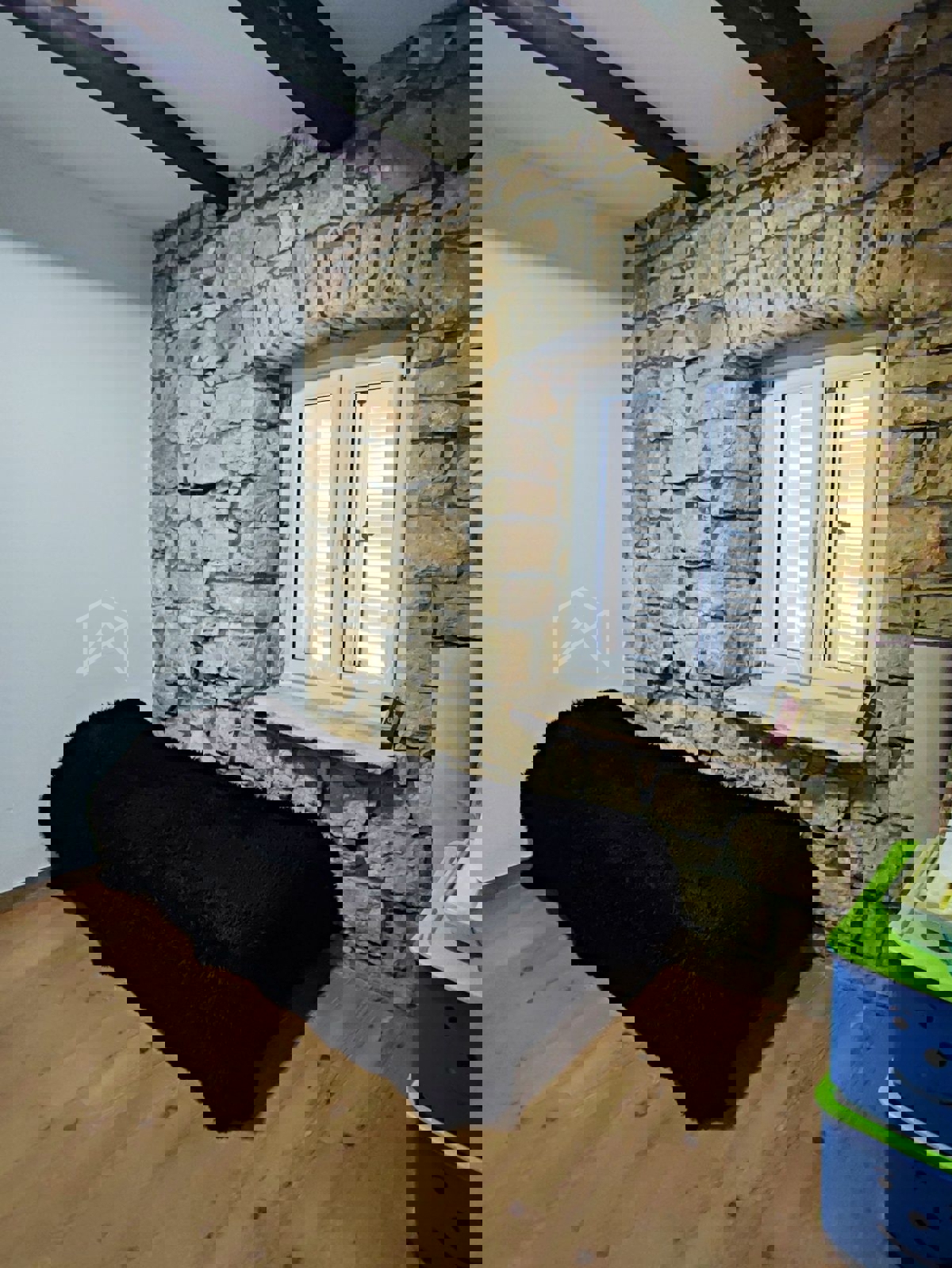 Visignano, due case in pietra con giardino