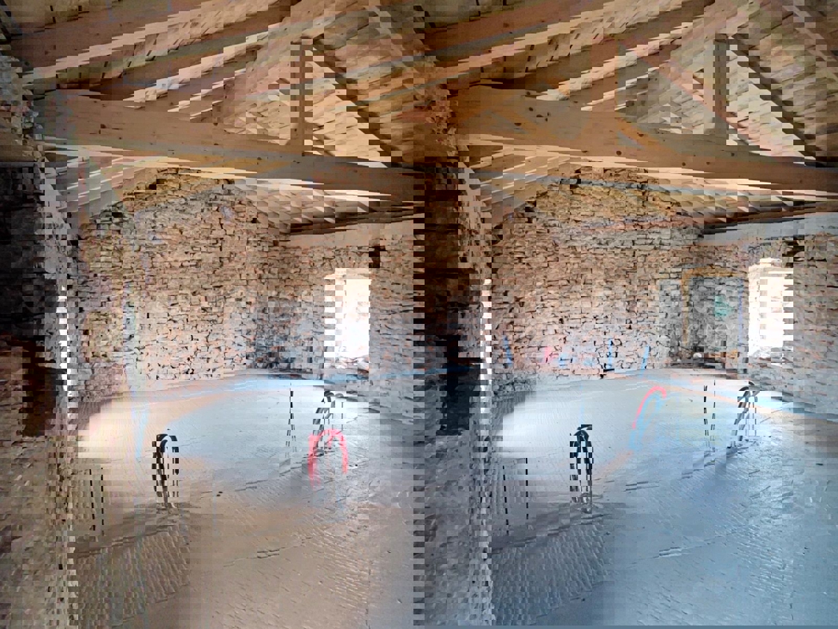 Visignano, due case in pietra con giardino