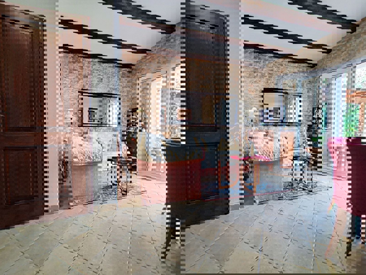 Visignano, due case in pietra con giardino