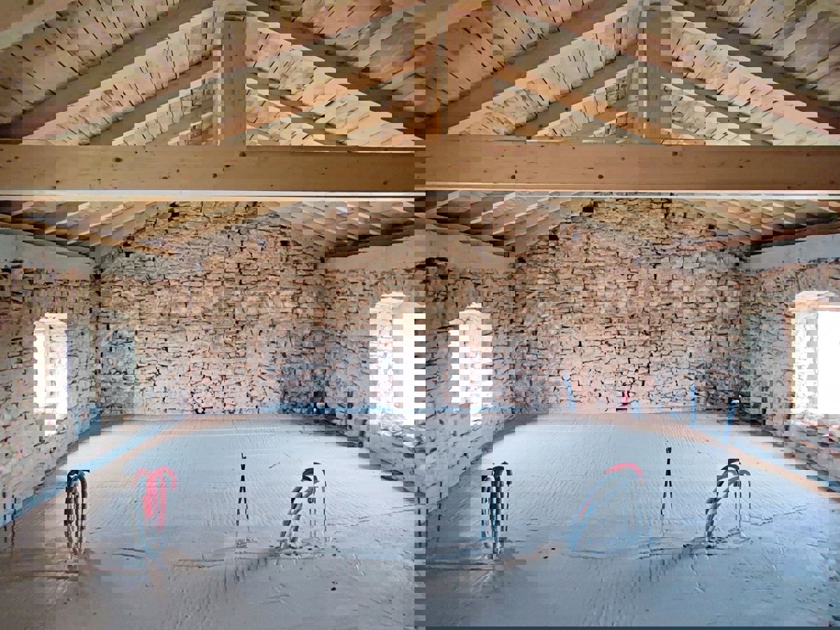 Visignano, due case in pietra con giardino