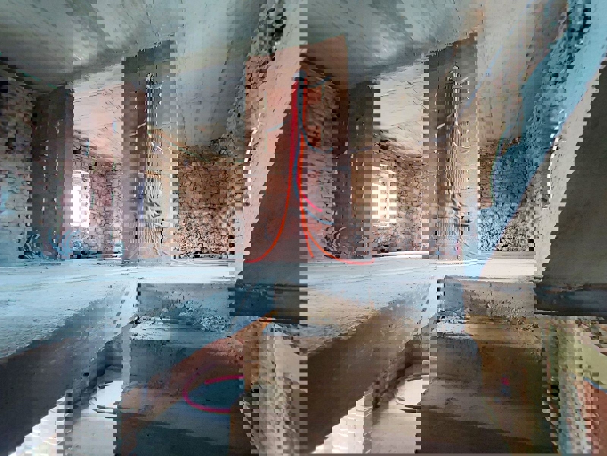 Visignano, due case in pietra con giardino