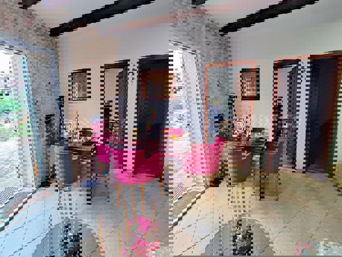 Visignano, due case in pietra con giardino