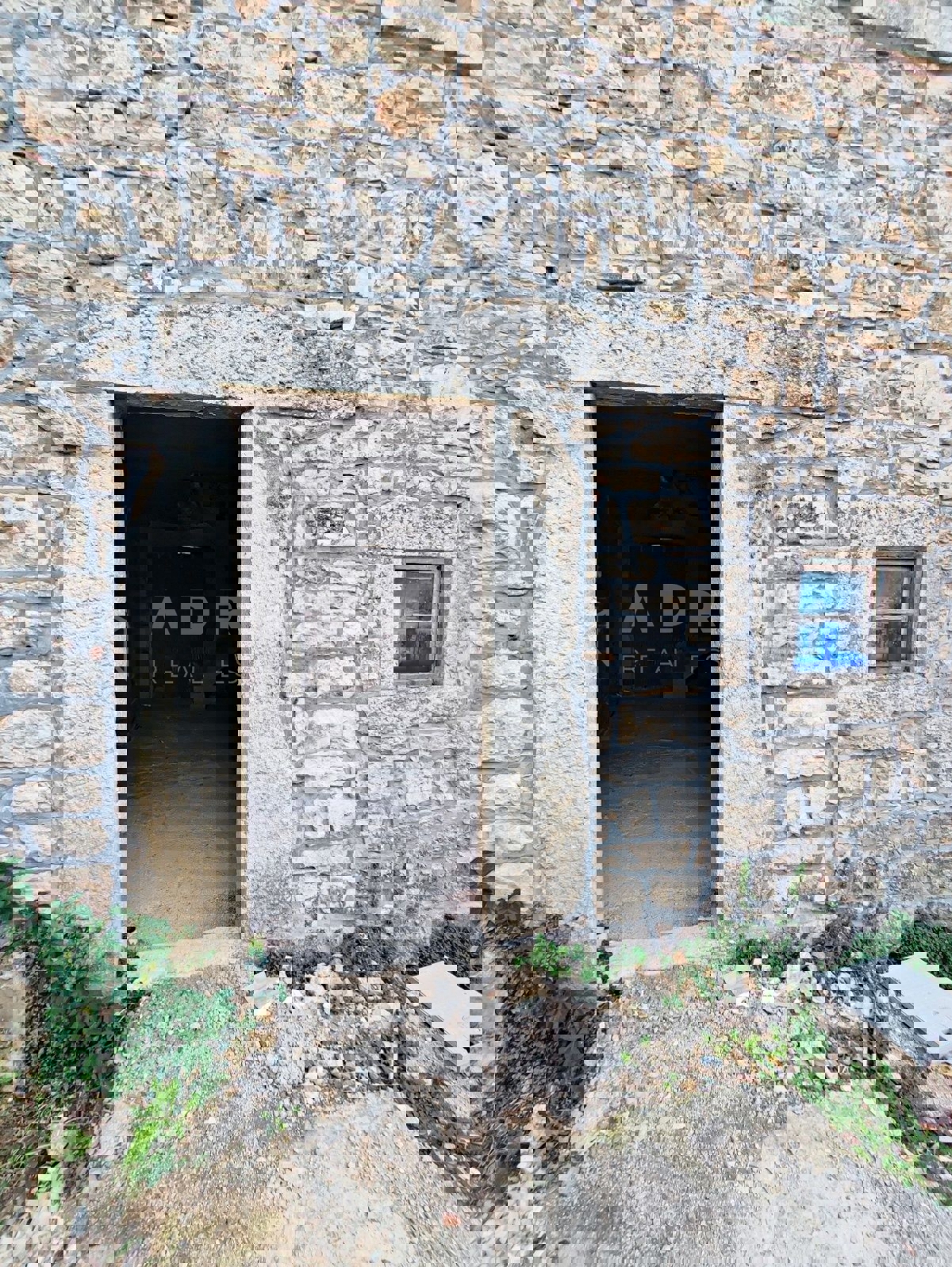 Visignano, due case in pietra con giardino