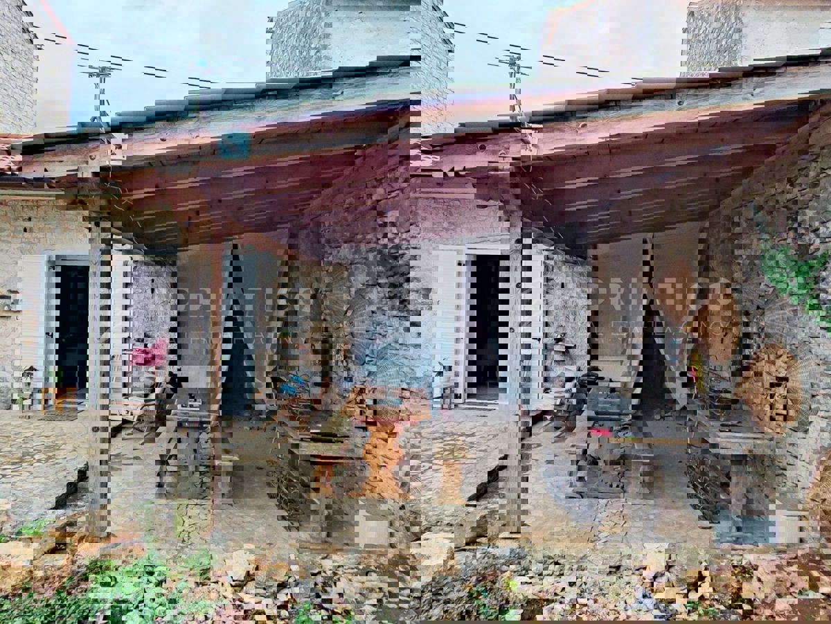 Visignano, due case in pietra con giardino