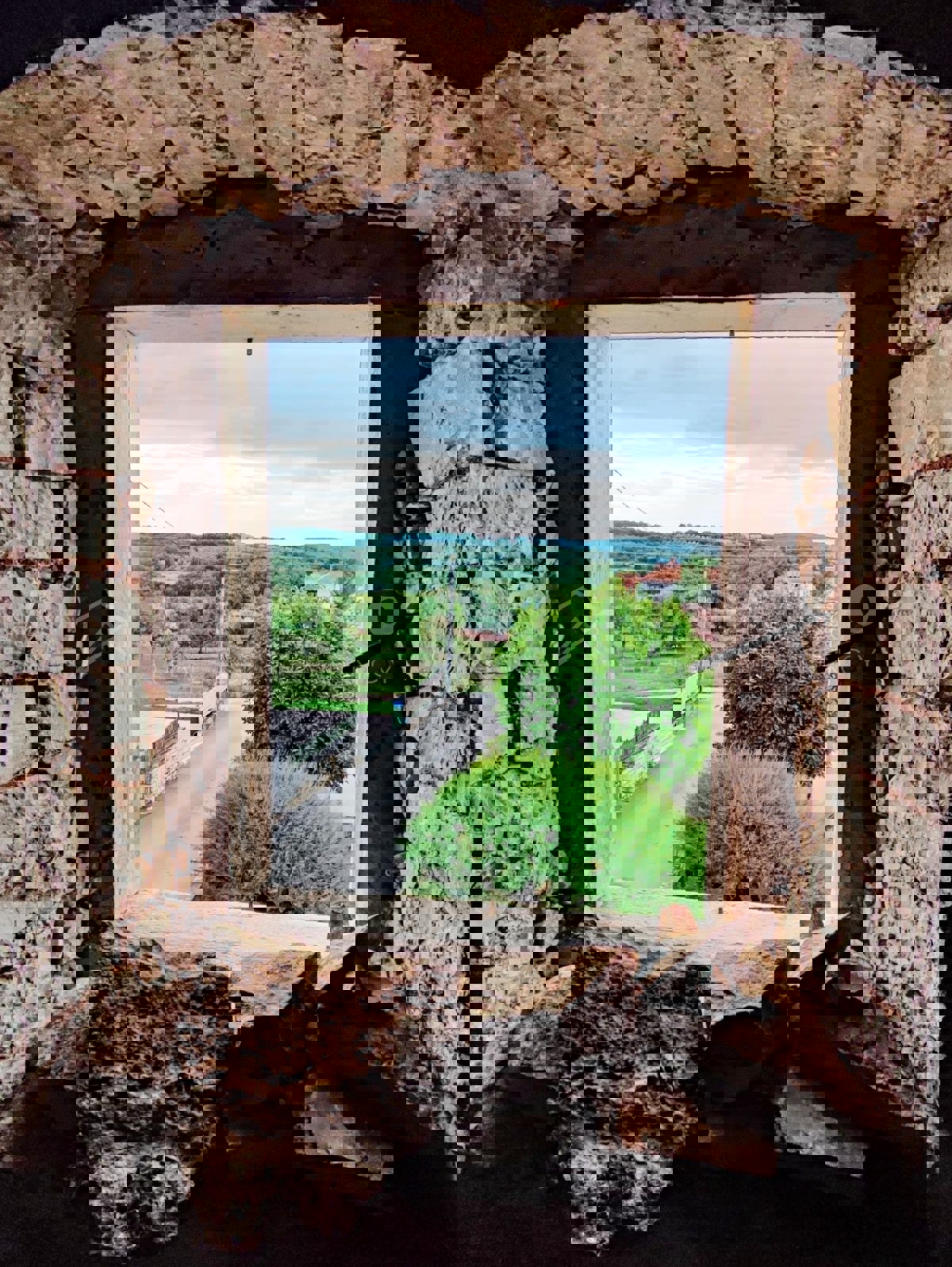 Visignano, due case in pietra con giardino