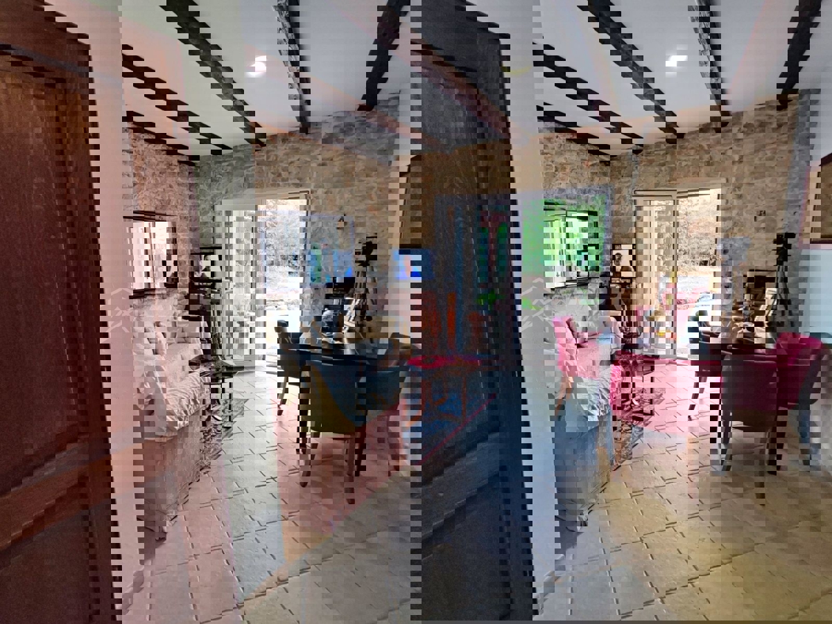 Visignano, due case in pietra con giardino