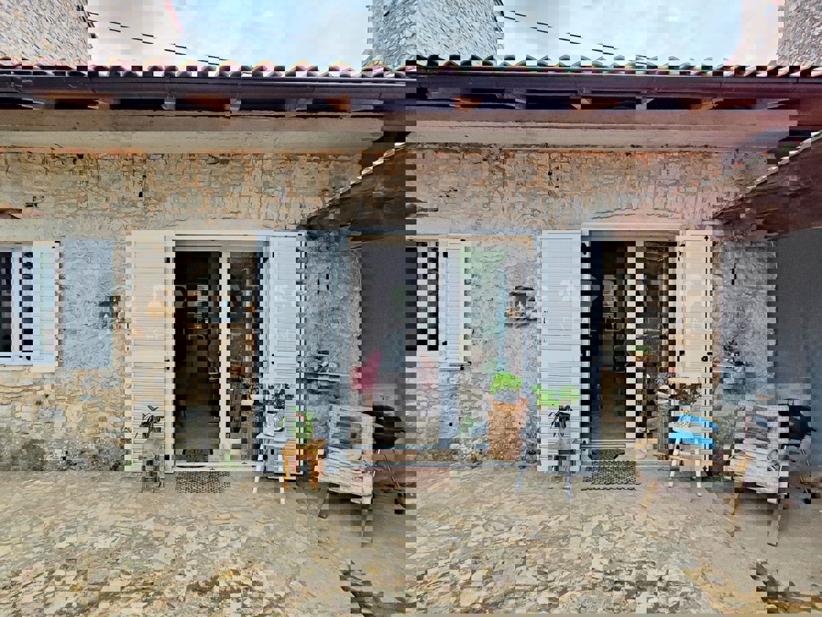 Visignano, due case in pietra con giardino