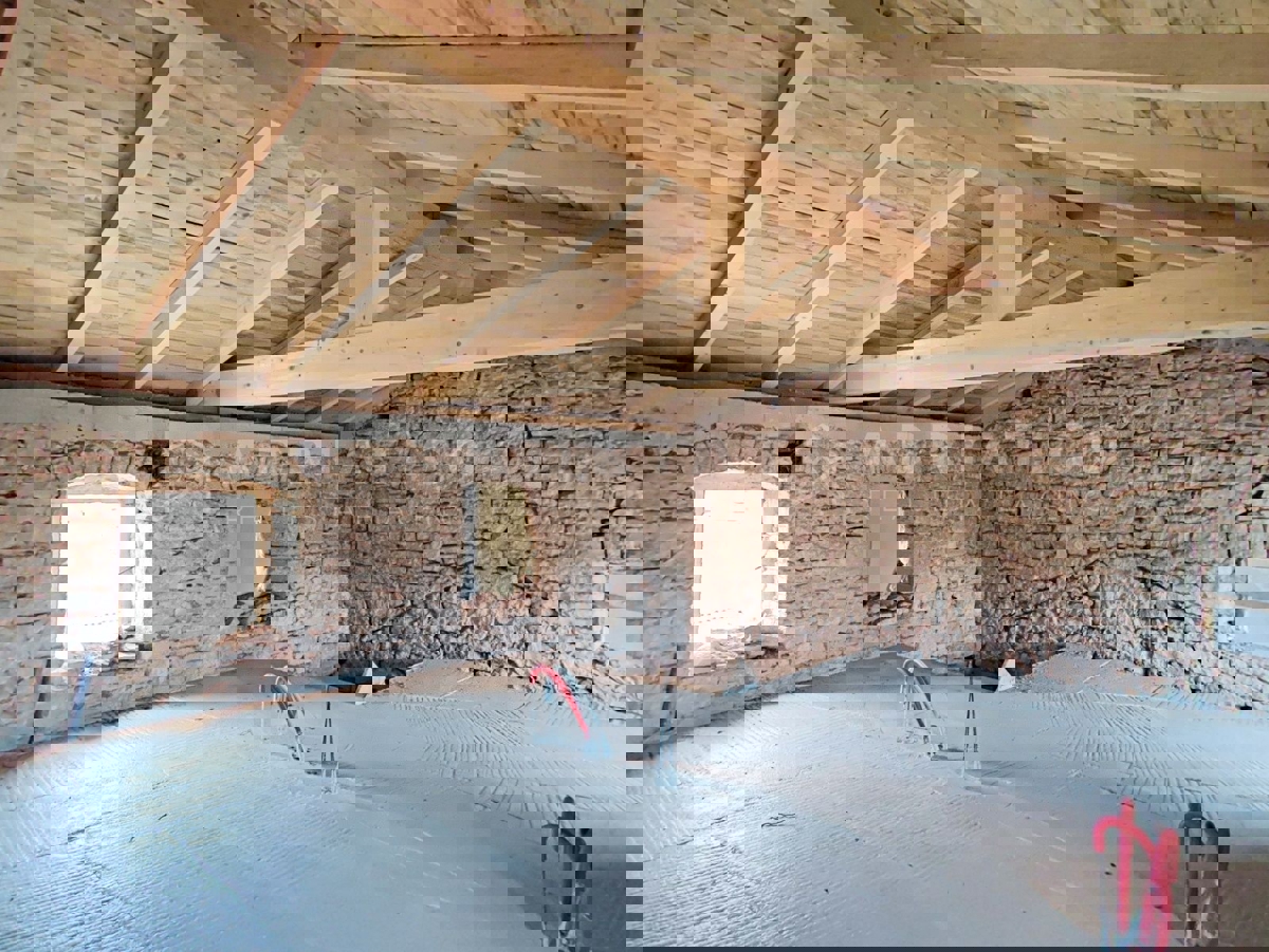 Visignano, due case in pietra con giardino