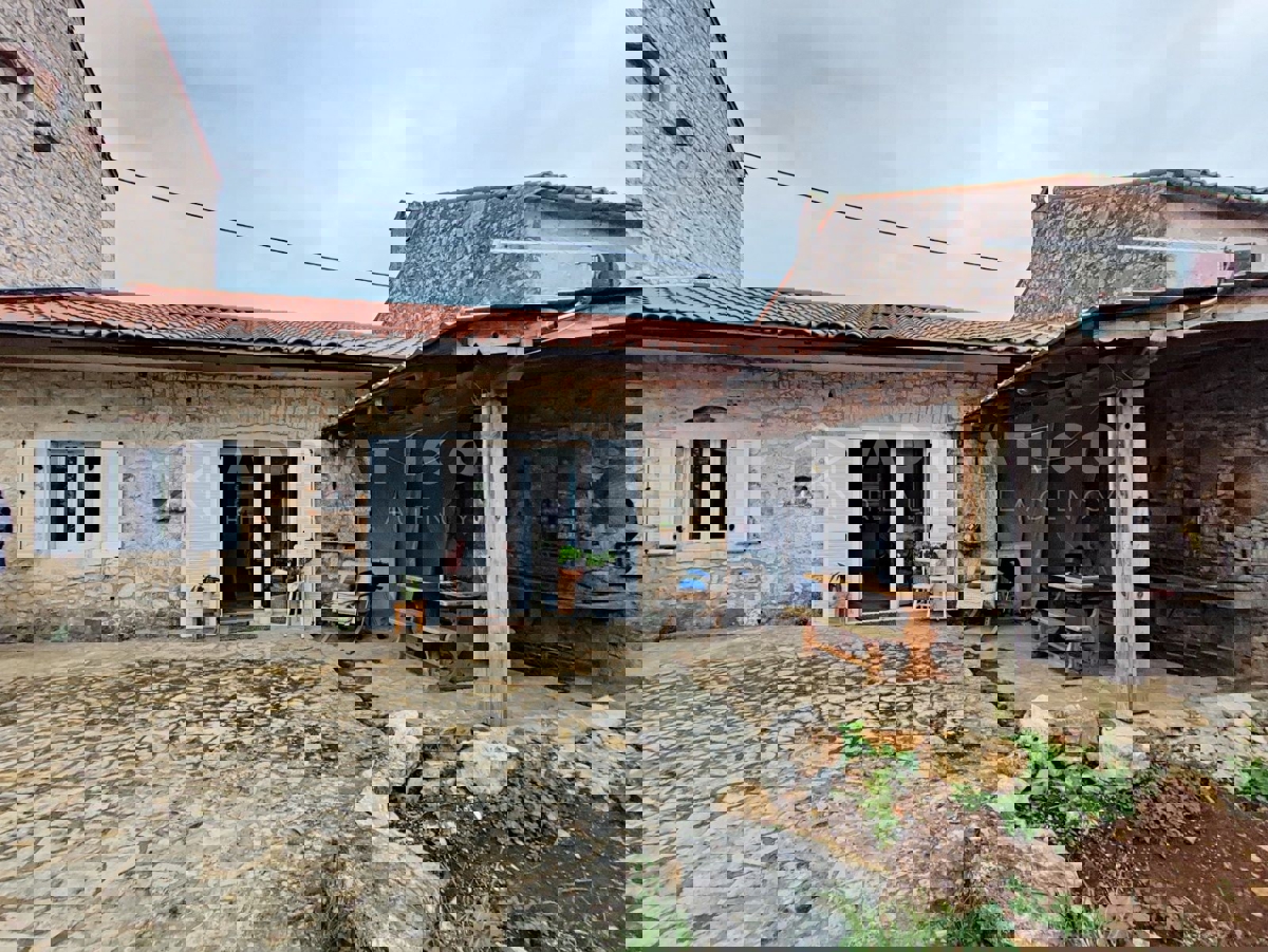 Visignano, due case in pietra con giardino