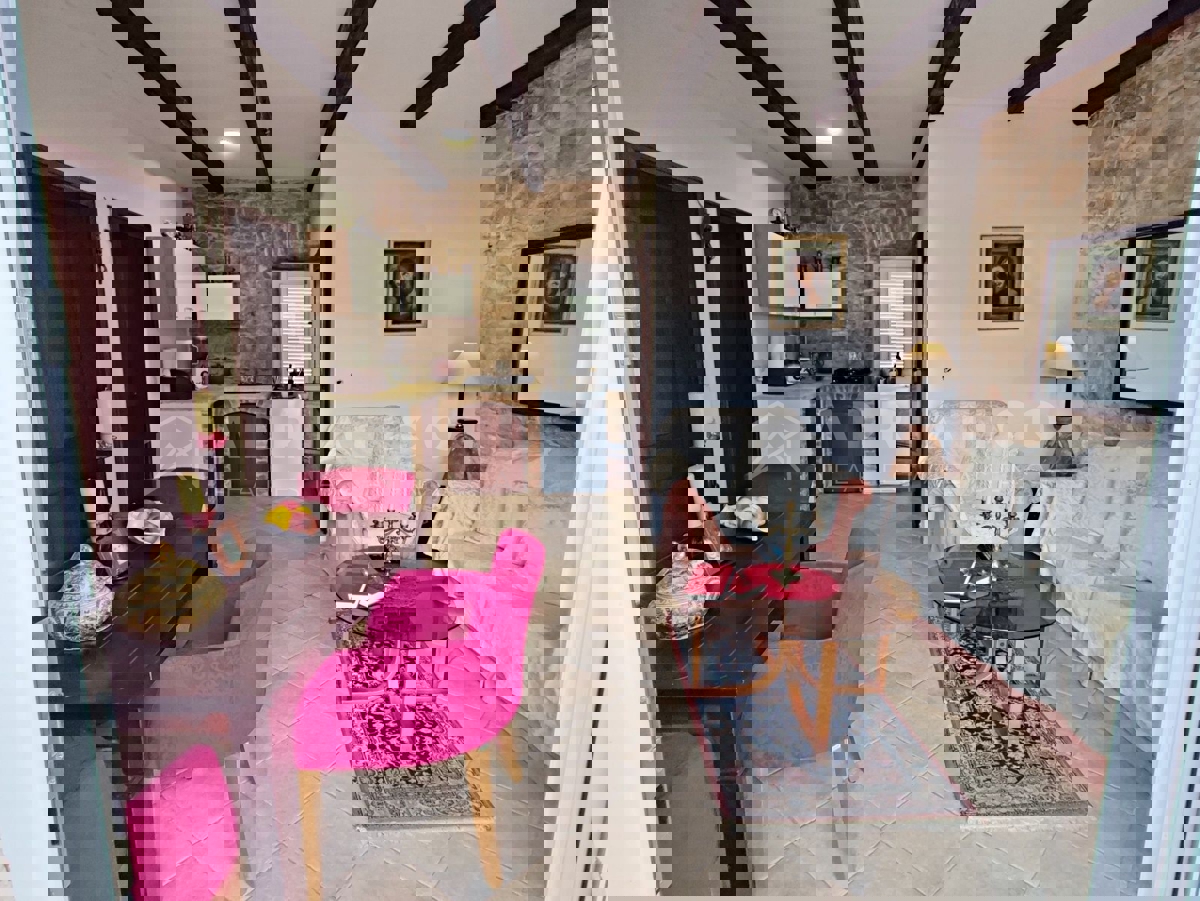 Visignano, due case in pietra con giardino