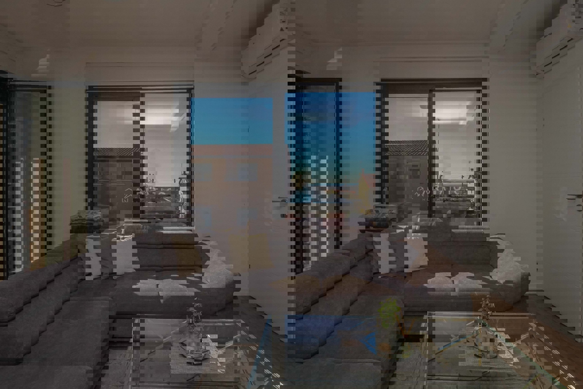 PARENZO - Nuovo appartamento moderno con ampia terrazza sul tetto