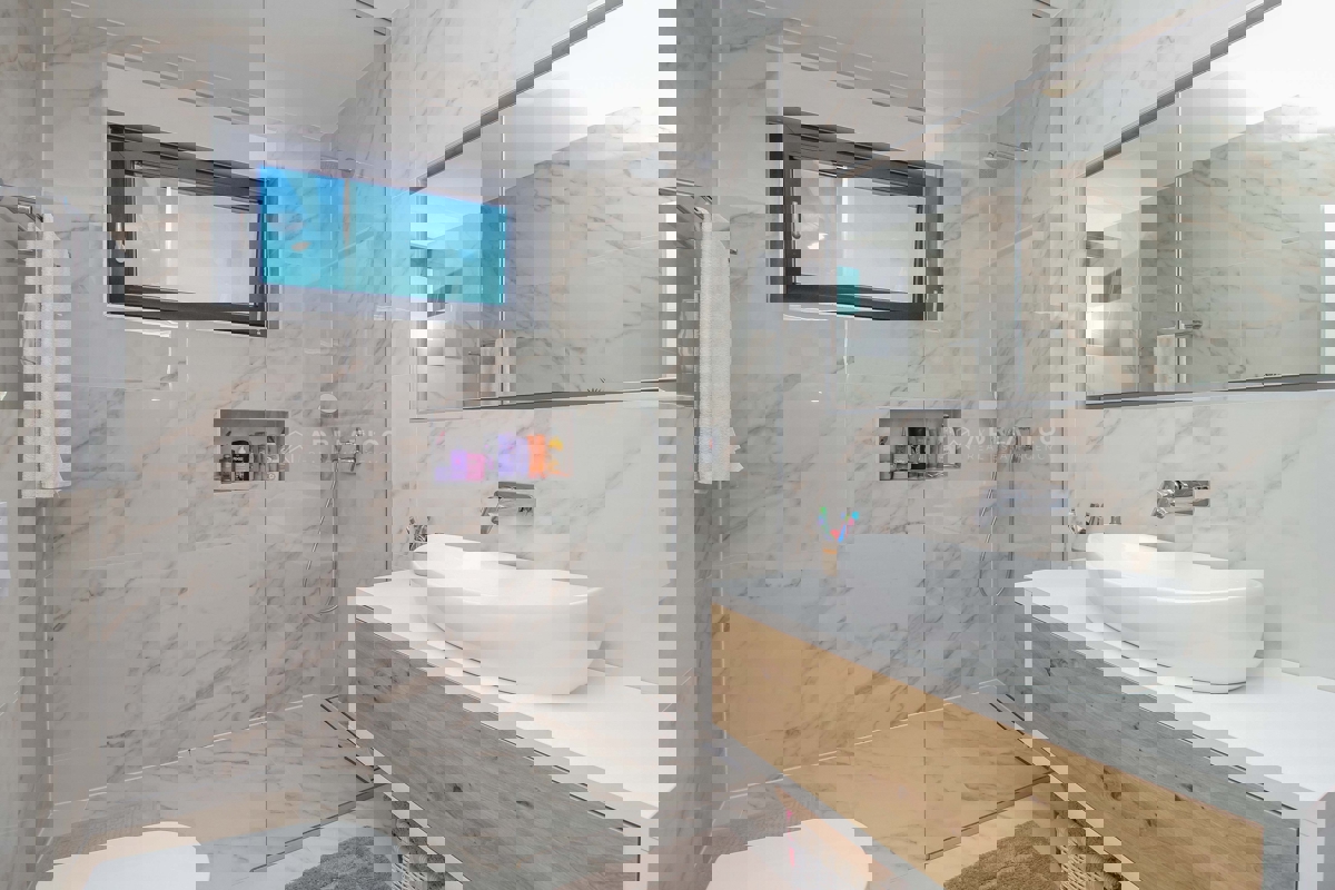 PARENZO - Nuovo appartamento moderno con ampia terrazza sul tetto