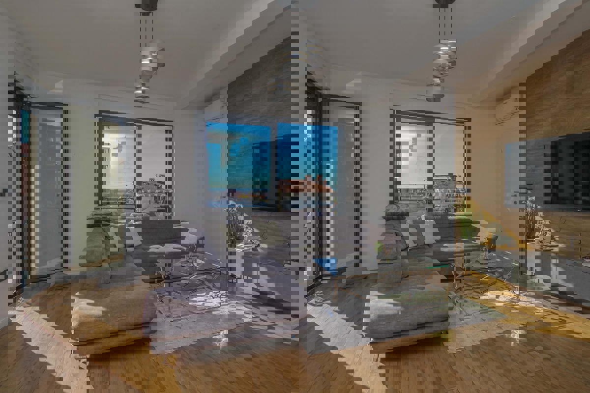 PARENZO - Nuovo appartamento moderno con ampia terrazza sul tetto