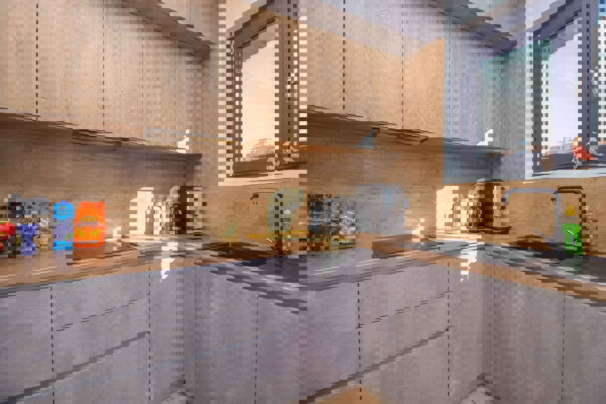 PARENZO - Nuovo appartamento moderno con ampia terrazza sul tetto