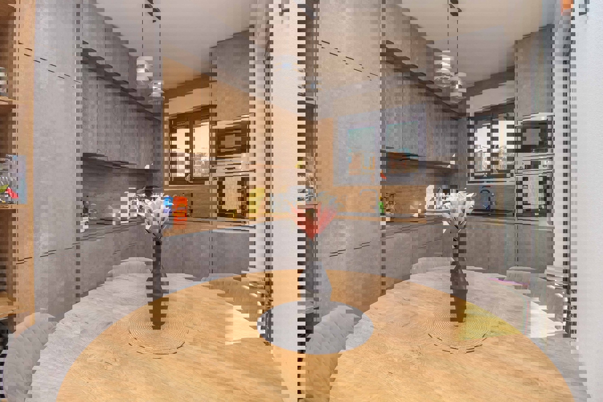 PARENZO - Nuovo appartamento moderno con ampia terrazza sul tetto