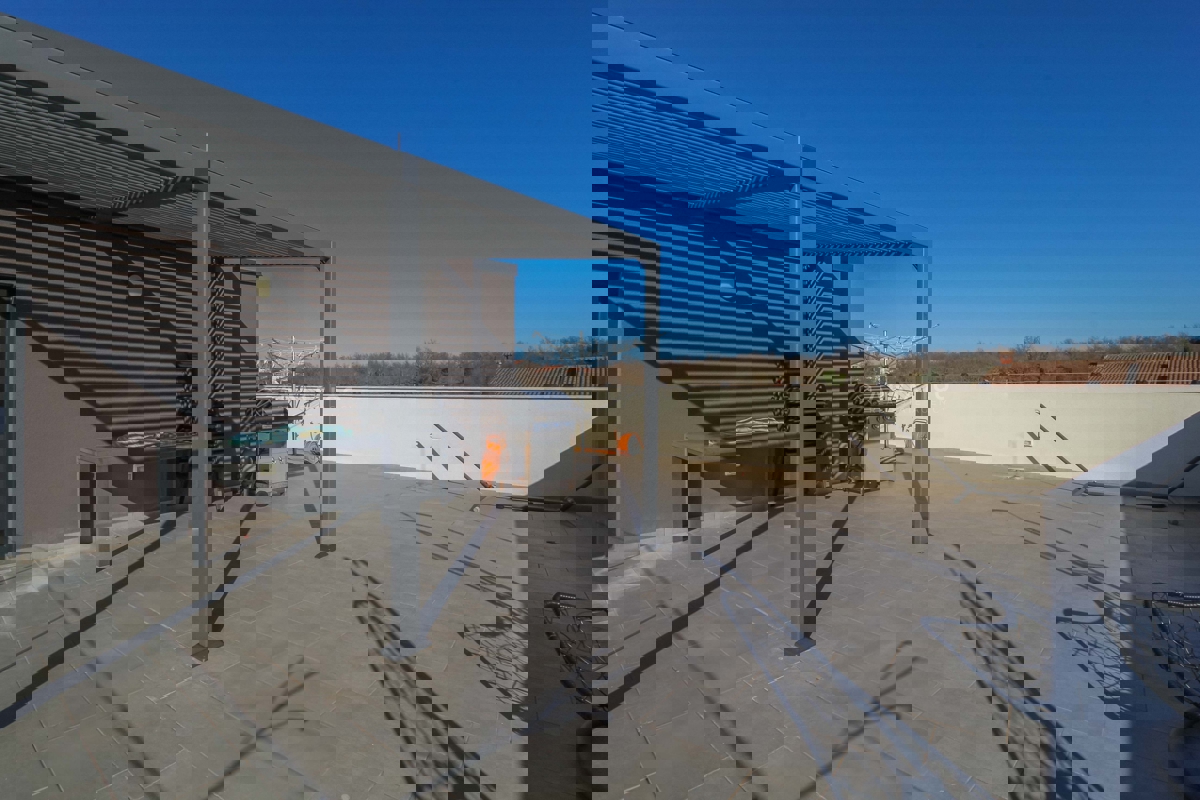 PARENZO - Nuovo appartamento moderno con ampia terrazza sul tetto