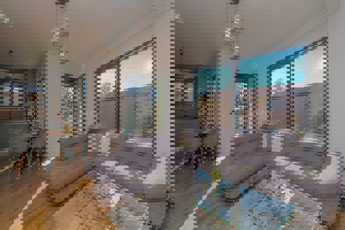 PARENZO - Nuovo appartamento moderno con ampia terrazza sul tetto