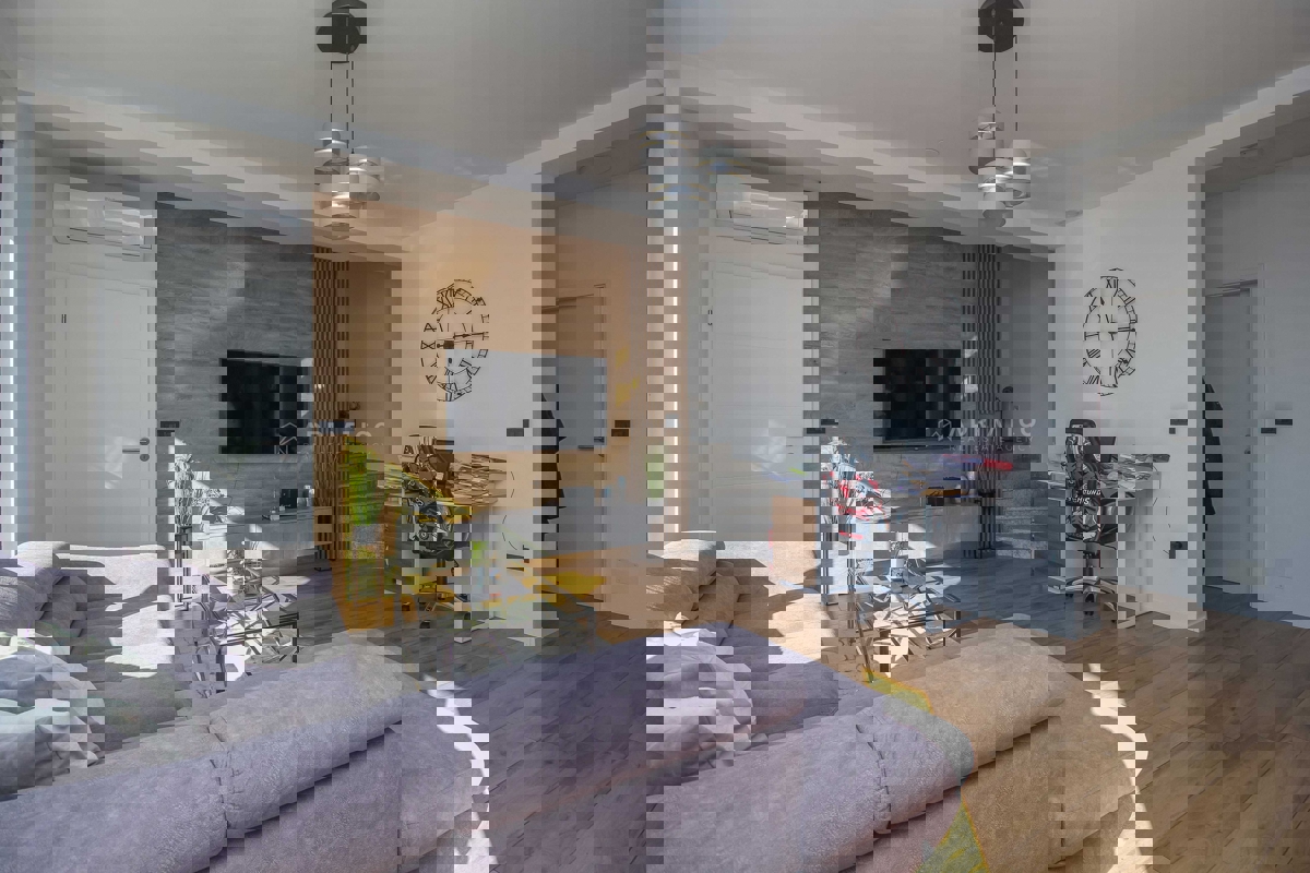 PARENZO - Nuovo appartamento moderno con ampia terrazza sul tetto