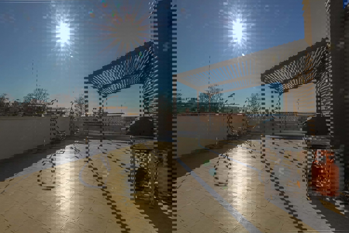 PARENZO - Nuovo appartamento moderno con ampia terrazza sul tetto