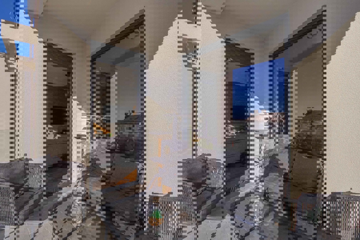 PARENZO - Nuovo appartamento moderno con ampia terrazza sul tetto