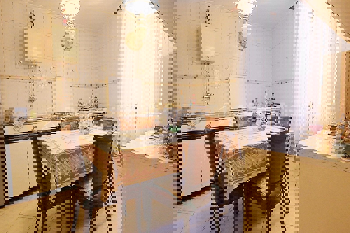 Rovigno, centro città, casa unica con terrazza e piccolo cortile