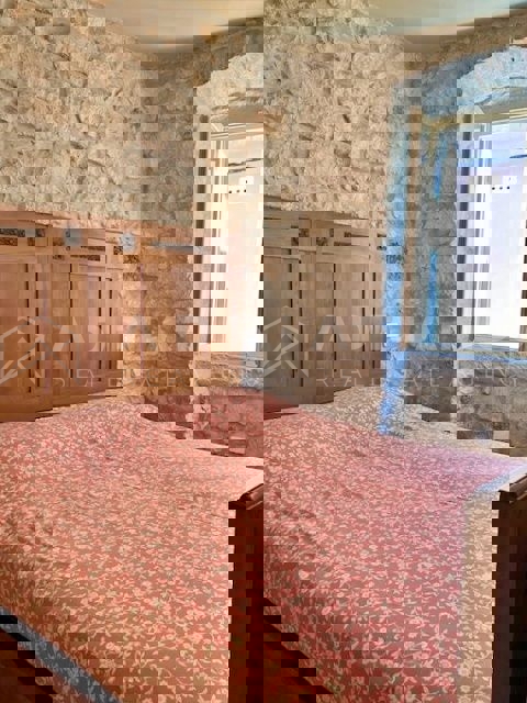Rovigno, casa ristrutturata con spazio commerciale nel centro storico