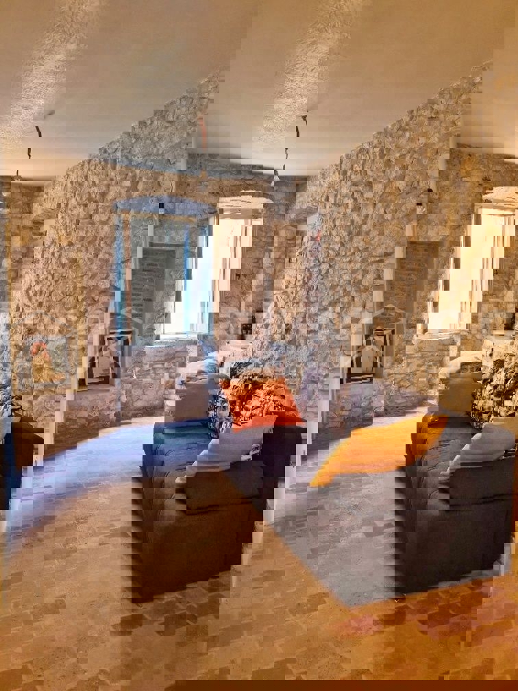 Rovigno, casa ristrutturata con spazio commerciale nel centro storico