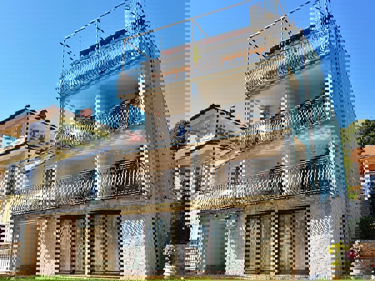 Rovigno, posizione privilegiata, condominio a 100 metri dalla spiaggia